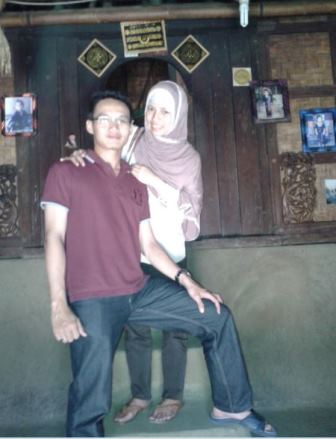 Didalam rumah sasak. Lantainya dipel pakai kotoran kerbau